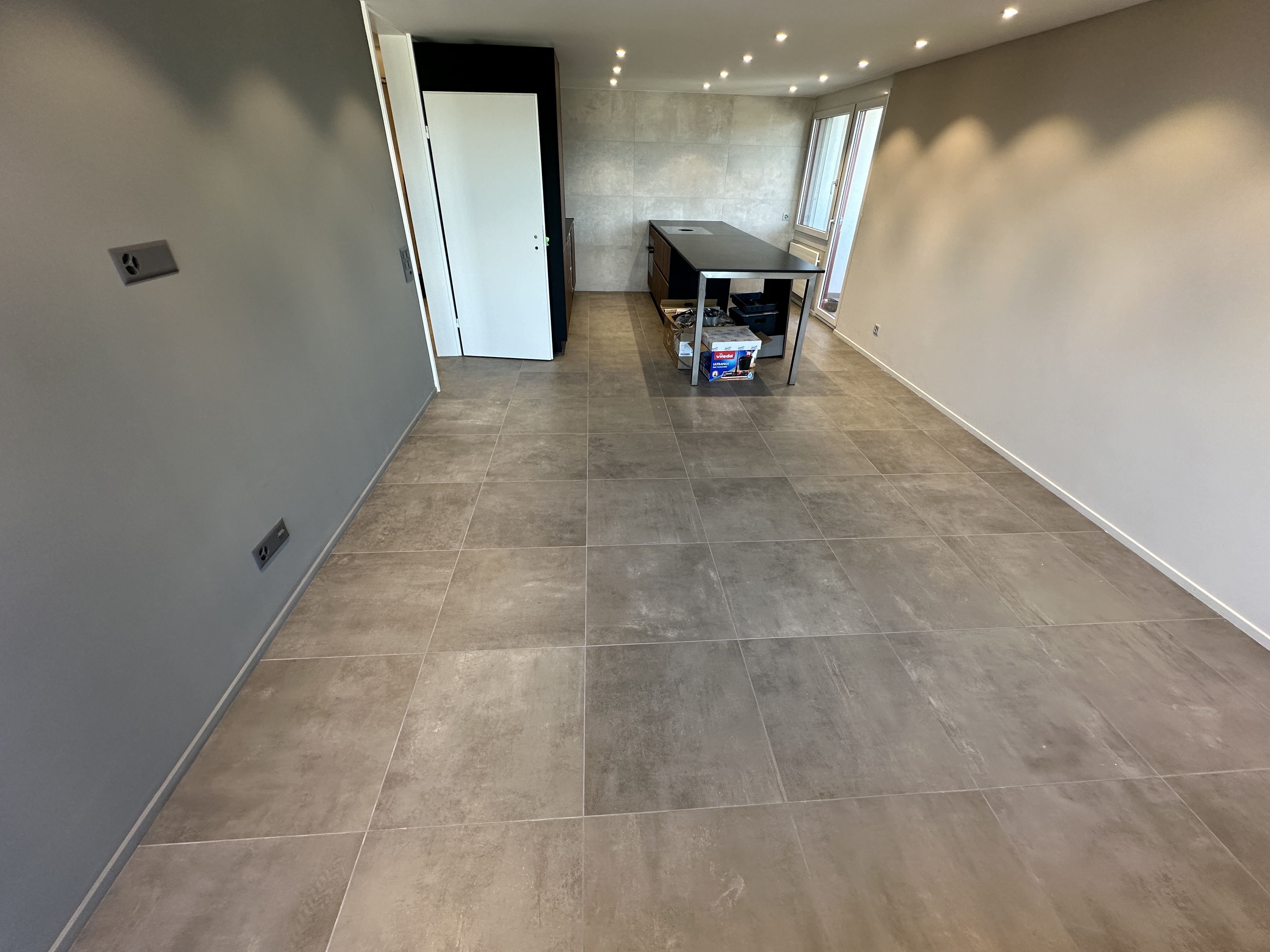 Totalsanierter Wohn- und Essbereich mit neuem Plattenboden – Kostenbeispiel Renovation Schweiz